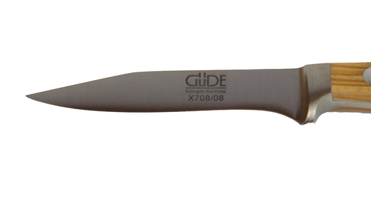 GÜDE Klinge des Gemüsemesser Alpha Olive X708/08 mit 8 cm Klingenlänge und Olivenholz-Griff auf weißem Hintergrund