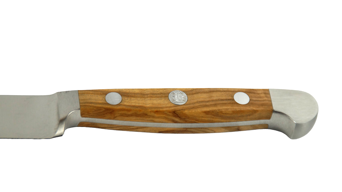 GÜDE Olivenholz-Griff des Zubereitungsmesser Alpha Olive X765/16 mit 16 cm Klingenlänge und Olivenholz-Griff auf weißem Hintergrund