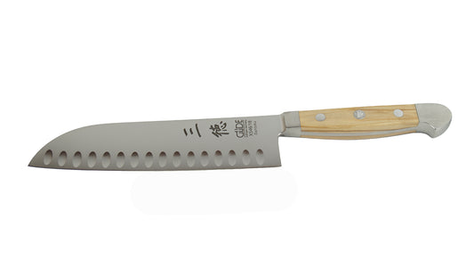 GÜDE Santoku Alpha Olive X546/18 – Japanisches Kochmesser mit Kullenschliff 18 cm Klingenlänge mit Olivenholz-Griff auf weißem Hintergrund