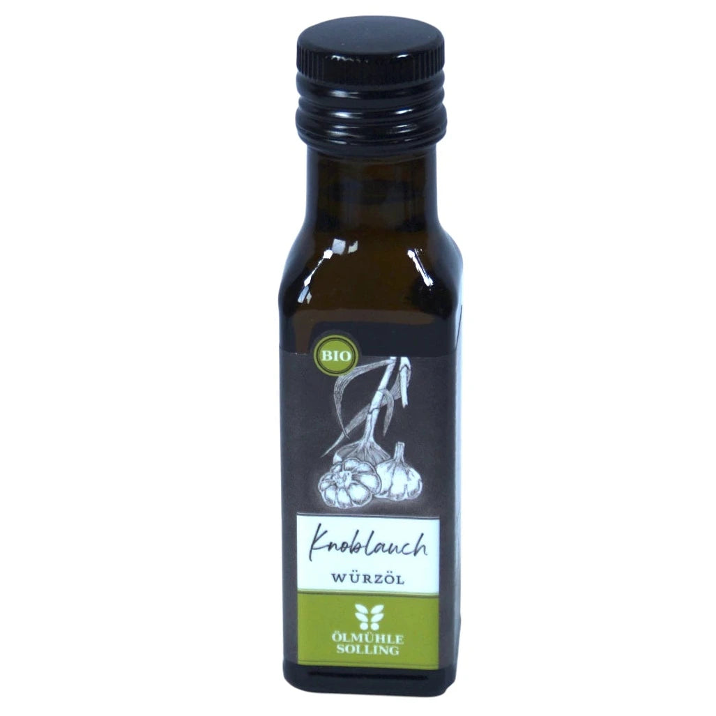 Ölmühle Solling Bio Knoblauch Würzöl in der 100ml Flasche auf weißem Hintergrund