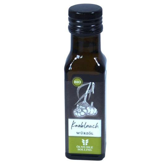 Ölmühle Solling Bio Knoblauch Würzöl in der 100ml Flasche auf weißem Hintergrund