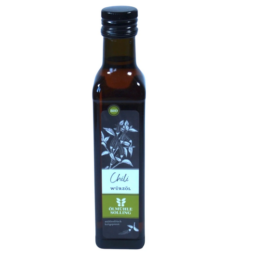 Ölmühle Solling Bio Chili Würzöl in der 250ml Flasche auf weißem Hintergrund