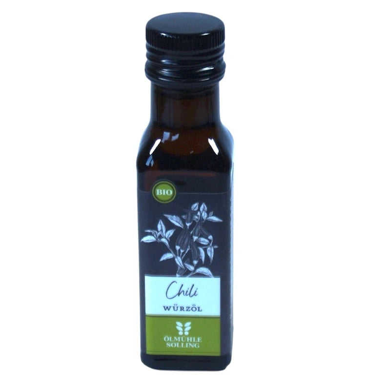 Ölmühle Solling Bio Chili Würzöl in der 100ml Flasche auf weißem Hintergrund