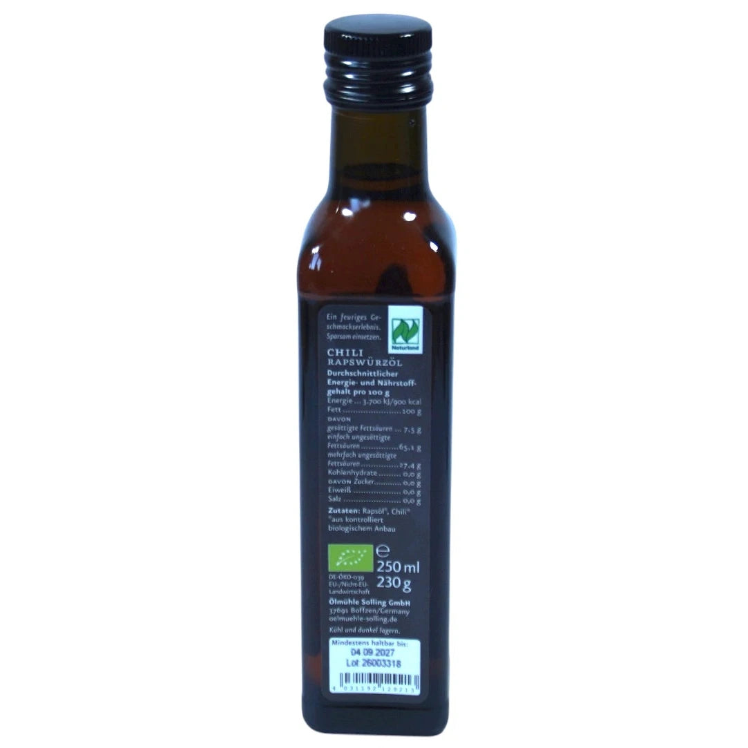 Ölmühle Solling Etikett Rückseite Bio Chili Würzöl in der 250ml Flasche auf weißem Hintergrund