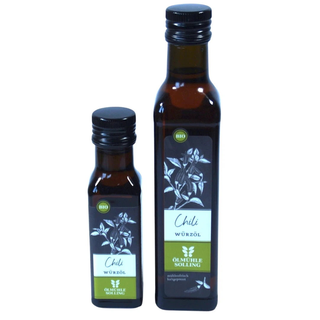 Ölmühle Solling Bio Chili Würzöl in der 100ml und 250ml Flasche auf weißem Hintergrund
