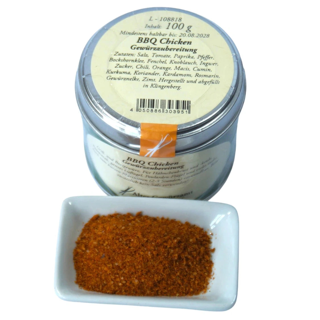 Altes Gewürzamt BBQ Chicken Exotisch-würziger Premium Geflügel-Rub, grüne Gewürzdose von oben und ein kleines Schälchen mit Gewürzmischung auf hellem Hintergrund
