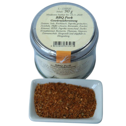 Altes Gewürzamt BBQ Pork Süßlich-rauchiger Premium Grill-Rub, grüne Gewürzdose von oben und ein kleines Schälchen mit Gewürzmischung auf hellem Hintergrund