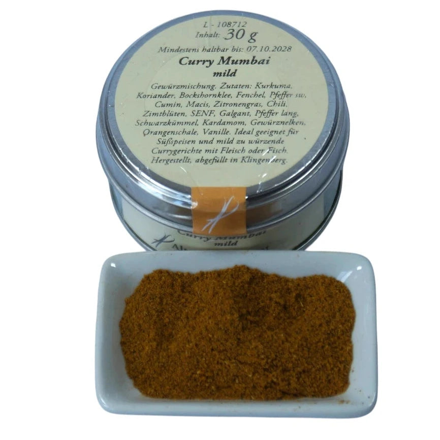 Altes Gewürzamt Curry Mumbai Mild-fruchtige Premium-Currymischung, grüne Gewürzdose von oben und ein kleines Schälchen mit Currypulver auf hellem Hintergrund