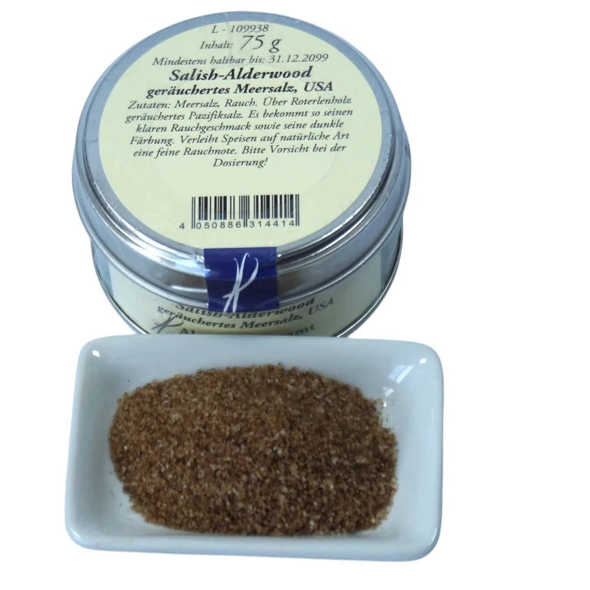Altes Gewürzamt Salish-Alderwood Smoked Sea Salt Traditionelles Räuchersalz, grüe Gewürzdose von oben und ein kleines Schälchen mit grobem Räuchersalz auf hellem Hintergrund