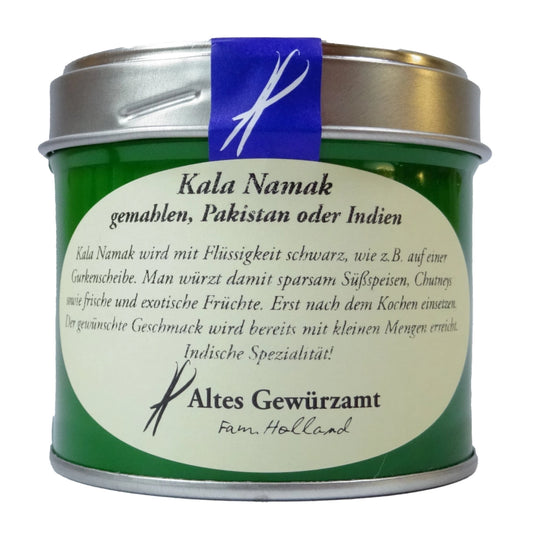 Altes Gewürzamt Kala Namak Traditionelles indisches Schwarzsalz, grüne Gewürzdose auf hellem Hintergrund