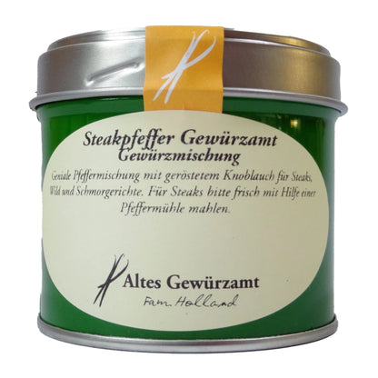Altes Gewürzamt Steakpfeffer Grob gebrochene Premium-Pfeffermischung mit Knoblauch, grüne Gewürzdose auf hellem Hintergrund