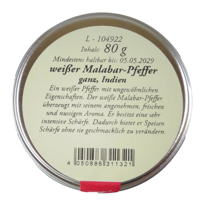 Altes Gewürzamt Weißer Malabar-Pfeffer Reifer indischer Sortenpfeffer, grüne Gewürzdose von oben auf hellem Hintergrund