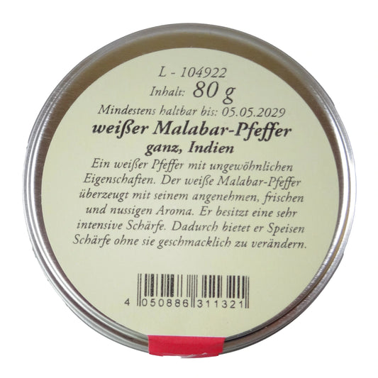 Altes Gewürzamt Weißer Malabar-Pfeffer Reifer indischer Sortenpfeffer, grüne Gewürzdose von oben auf hellem Hintergrund