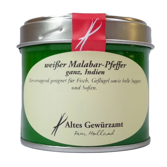 Altes Gewürzamt Weißer Malabar-Pfeffer Reifer indischer Sortenpfeffer, grüne Gewürzdose auf hellem Hintergrund