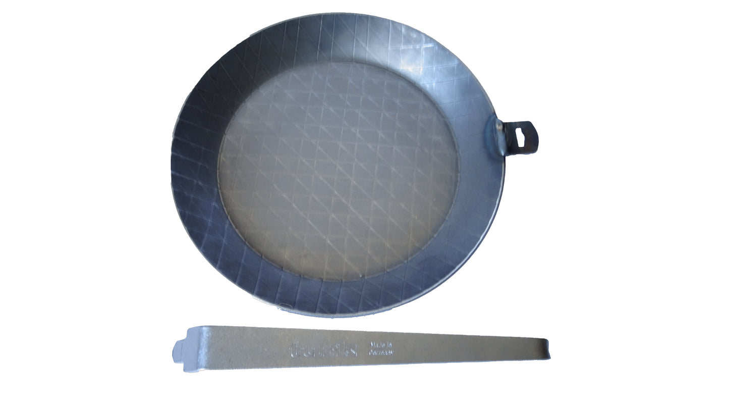 Turk Flex Pfannenteller mit Pfannengriff daneben 24cm Durchmesser auf weißem Hintergrund