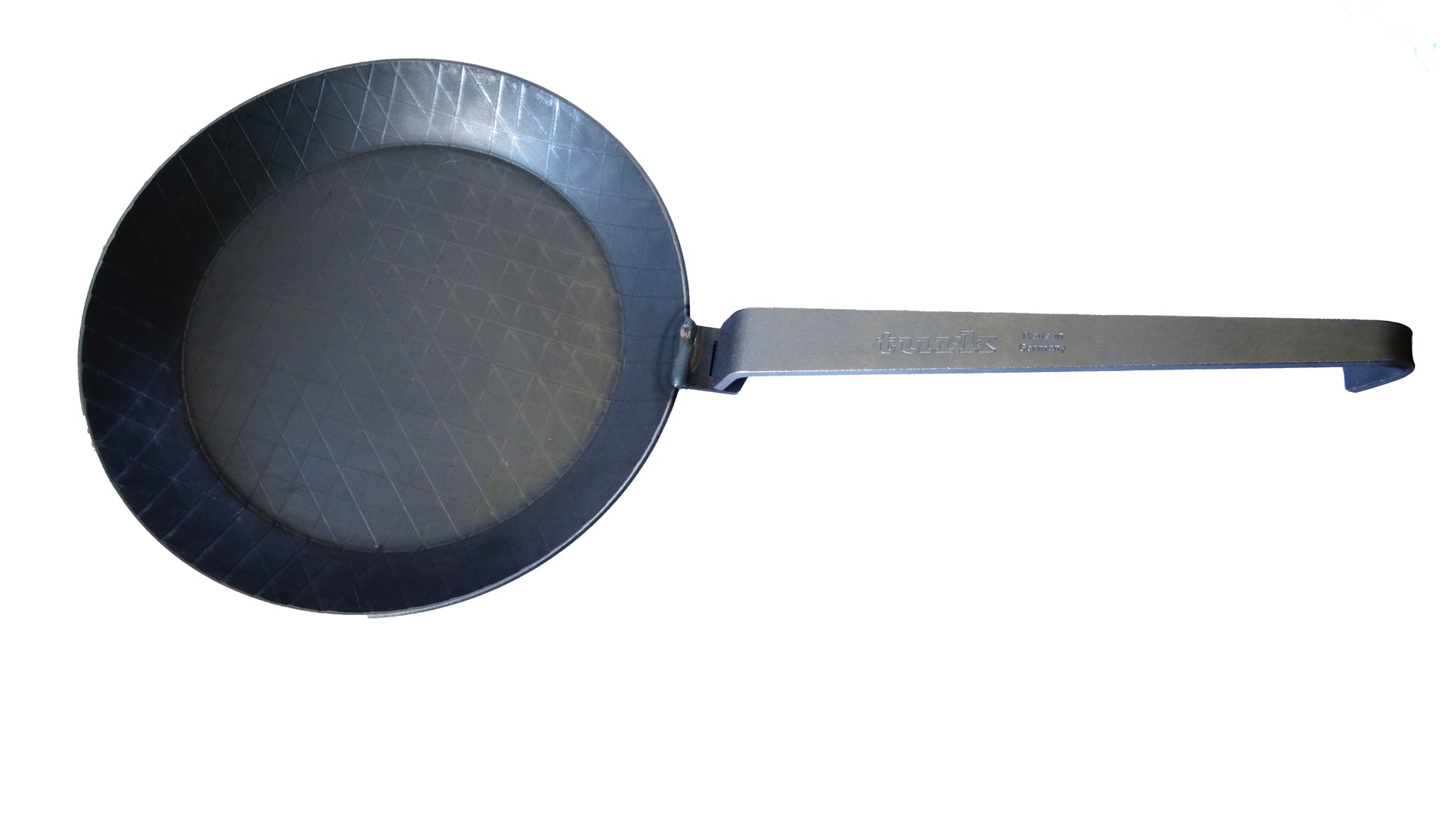 Turk Flex Pfannenteller 24cm Durchmesser mit eingehaktem Pfannengriff auf weißem Hintergrund