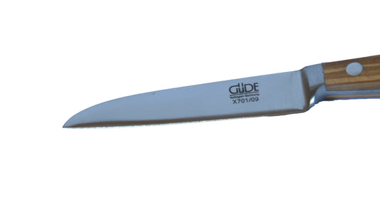 GÜDE Klinge des Gemüsemesser Alpha Olive X701/09 mit 9 cm Klingenlänge und Olivenholz-Griff auf weißem Hintergrund