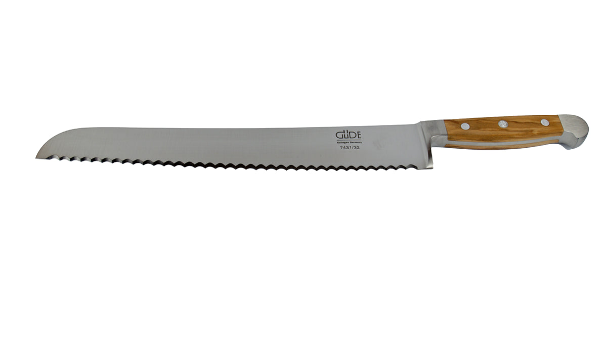 GÜDE Brotmesser 7431/32 Alpha Olive mit 32 cm Klingenlänge und Olivenholz-Griff für Rechts- und Linkshänder auf weißem Hintergrund