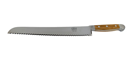GÜDE Brotmesser 7431/32 Alpha Olive mit 32 cm Klingenlänge und Olivenholz-Griff für Rechts- und Linkshänder auf weißem Hintergrund