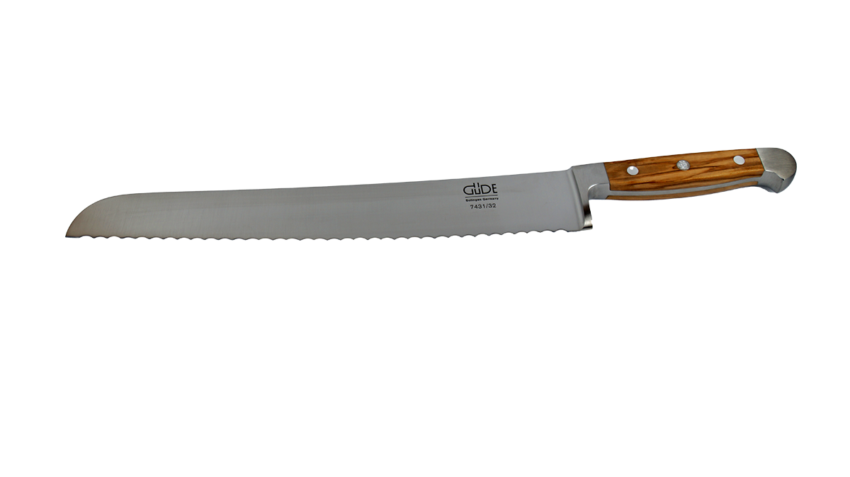 GÜDE Brotmesser 7431 Alpha Olive mit 32 cm Klingenlänge und Olivenholz-Griff für Rechtshänder auf weißem Hintergrund