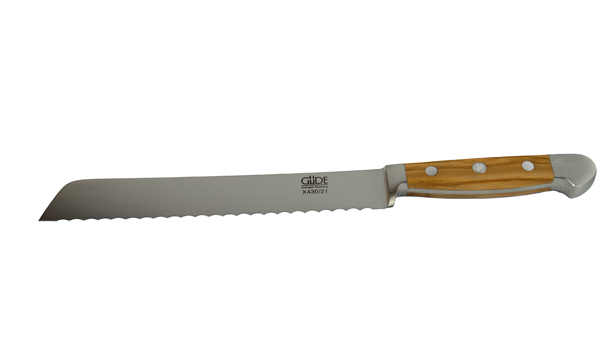 GÜDE Brotmesser X430/21 Alpha Olive mit 21 cm Klingenlänge und Olivenholz-Griff für Rechtshänder auf weißem Hintergrund