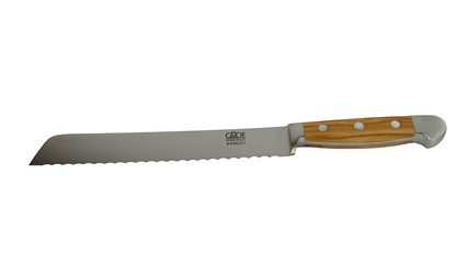 GÜDE Brotmesser X430/21 Alpha Olive mit 21 cm Klingenlänge und Olivenholz-Griff für Rechtshänder auf weißem Hintergrund