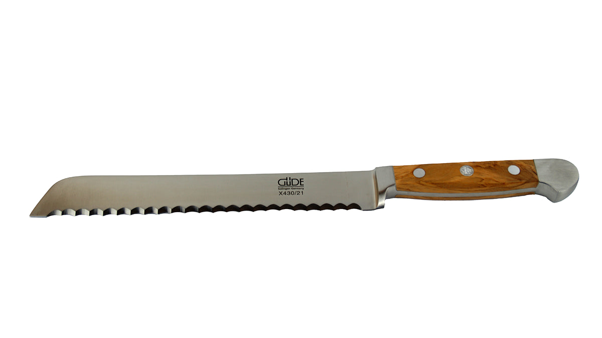 GÜDE Brotmesser X430 Alpha Olive mit 21 cm Klingenlänge und Olivenholz-Griff für Linkshänder auf weißem Hintergrund