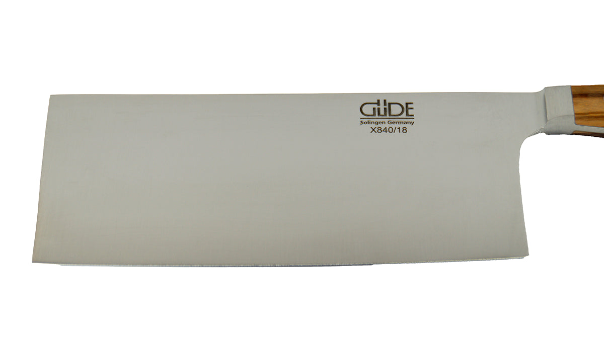 GÜDE Klinge des Kochmesser Chinaform Alpha Olive X840/18 Asiatisches Kochmesser mit 18 cm Klingenlänge und Olivenholz-Griff auf weißem Hintergrund