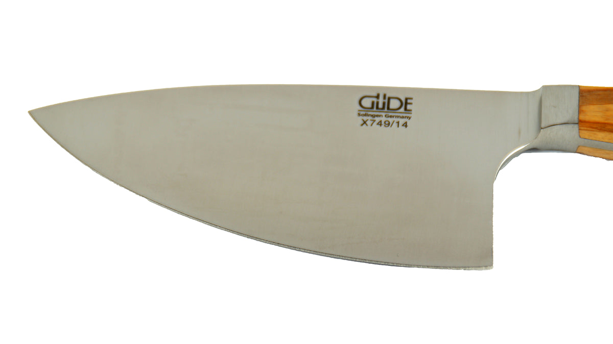GÜDE KLinge des Kräutermesser „Shark“ Alpha Olive X749/14 mit 14 cm Klingenlänge und Olivenholz-Griff auf weißem Hintergrund
