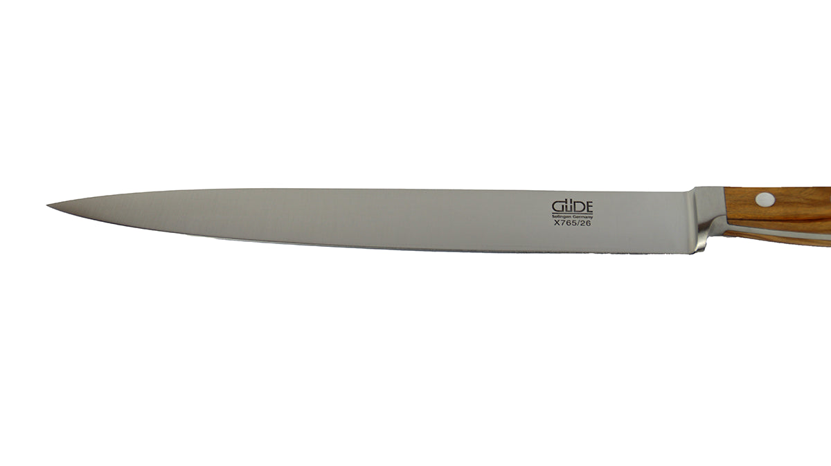 GÜDE Klinge des Schinkenmesser X765/26 Alpha Olive  mit 26 cm Klingenlänge und Oliven-Holzgriff auf weißem Hintergrund