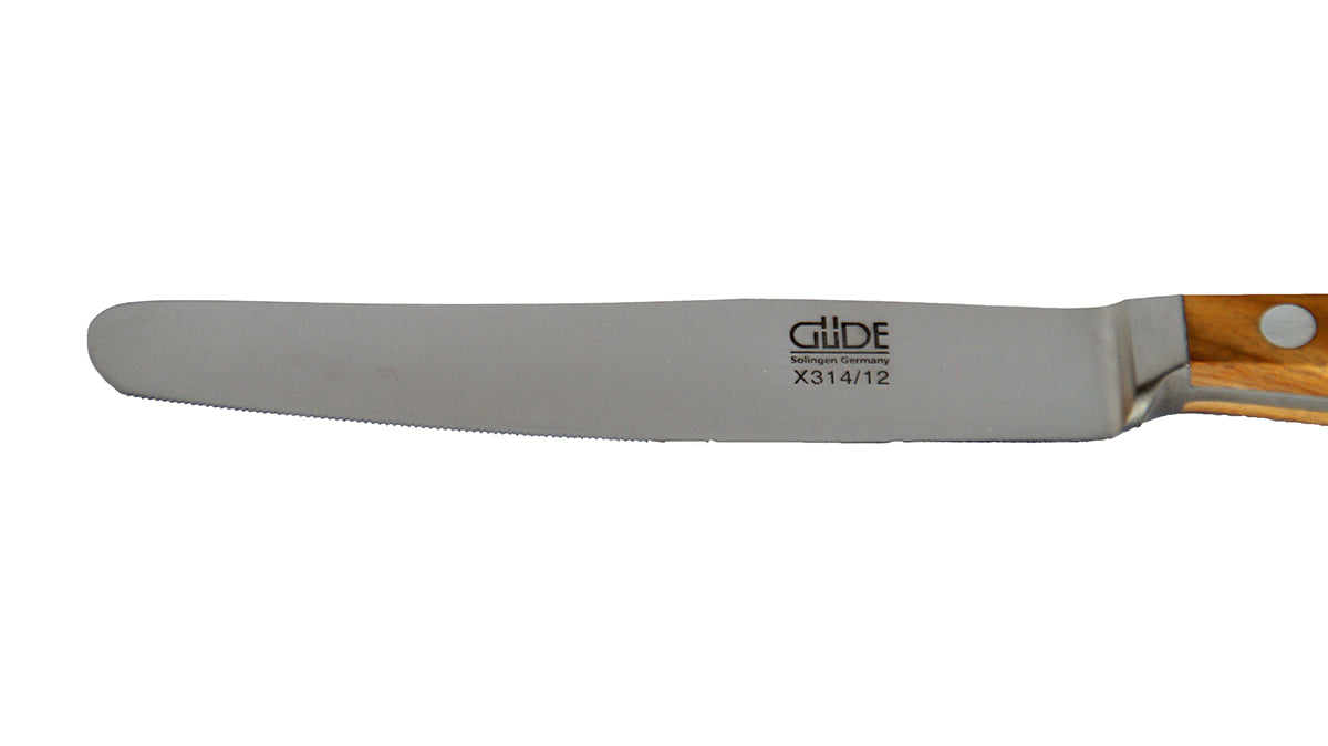 GÜDE Klinge des Tafelmesser Alpha Olive X314/12 mit 12 cm Klingenlänge und Olivenholz-Griff auf weißem Hintergrund