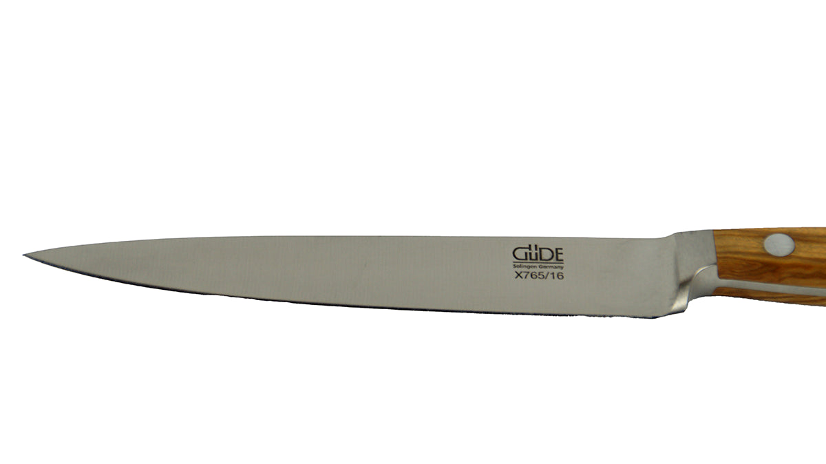 GÜDE Klinge des Zubereitungsmesser Alpha Olive X765/16 mit 16 cm Klingenlänge und Olivenholz-Griff auf weißem Hintergrund