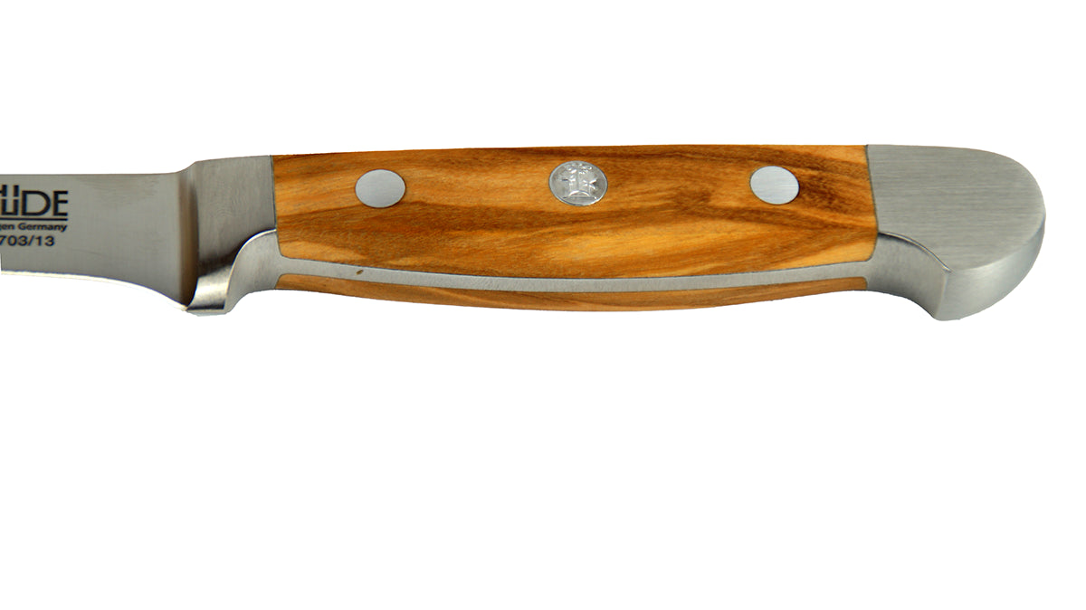 GÜDE Olivenholz-Griff des Ausbeinmesser Alpha Olive X703 mit 13 cm Klingenlänge und Olivenholz-Griff auf weißem Hintergrund