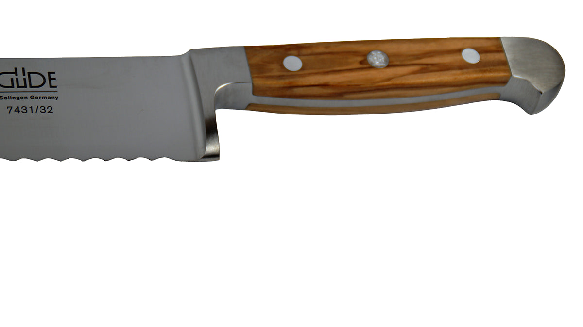 GÜDE Olivenholz-Griff des Brotmesser 7431/32 Alpha Olive mit 32 cm Klingenlänge und Olivenholz-Griff für Rechtshänder auf weißem Hintergrund