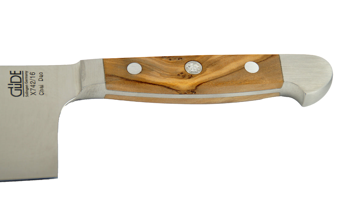 GÜDE Olivenholzgriff des Chai Dao Alpha Olive X742/16 –  Chinesisches Kochmesser mit 16 cm Klingenlänge und Olivenholz-Griff auf weißem Hintergrund