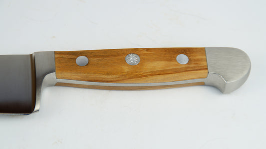 GÜDE Olivenholz-Griff des Hartkäsemesser Alpha Olive X805/10 mit 10 cm Klingenlänge und Olivenholz-Griff auf weißem Hintergrund