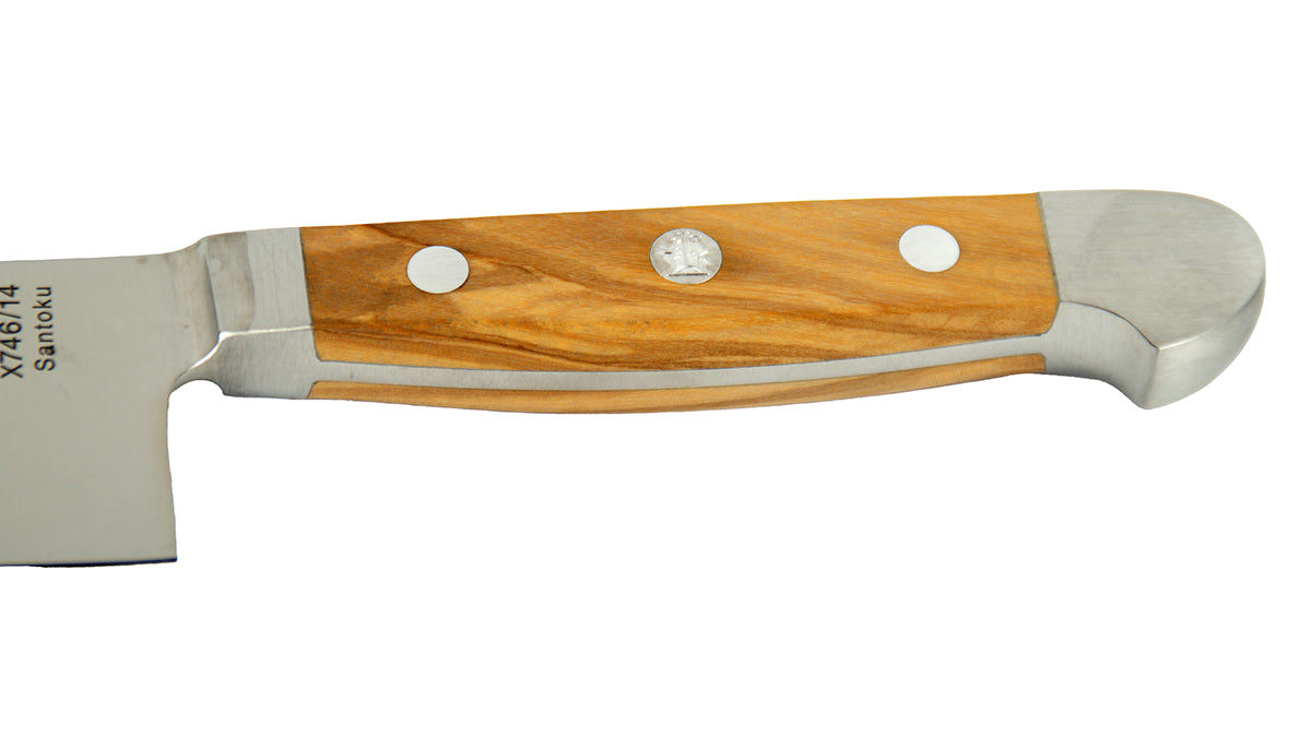 GÜDE Olivenholzgriff des Santoku Alpha Olive X746/14 – Japanisches Kochmesser mit glatter 14 cm langen Klinge und Olivenholz-Griff auf weißem Hintergrund