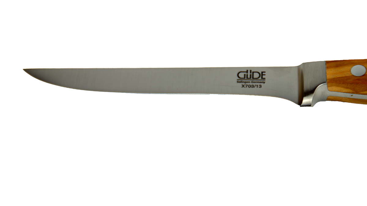 GÜDE Klinge des Ausbeinmesser Alpha Olive X703 mit 13 cm Klingenlänge und Olivenholz-Griff auf weißem Hintergrund