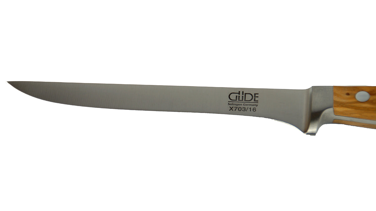 GÜDE Klinge des Ausbeinmesser Alpha Olive X703 mit 16 cm Klingenlänge und Olivenholz-Griff auf weißem Hintergrund