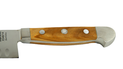 GÜDE Olivenholz-Griff des Santoku Alpha Olive X546/14 – Japanisches Kochmesser mit Kullenschliff 14 cm Klingenlänge mit Olivenholz-Griff auf weißem Hintergrund