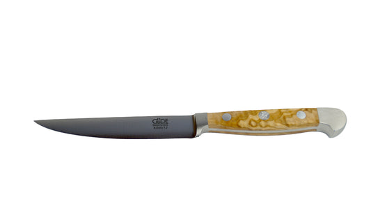 GÜDE Porterhouse Steakmesser glatte Schneide Alpha Olive X180/12 mit 13 cm Klingenlänge und Olivenholz-Griff auf weißem Hintergrund