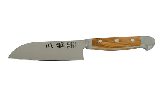 GÜDE Santoku Alpha Olive X746/14 – Japanisches Kochmesser mit glatter 14 cm langen Klinge und Olivenholz-Griff auf weißem Hintergrund