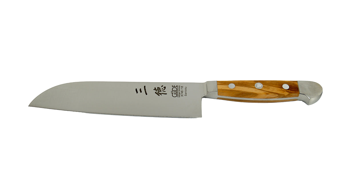 GÜDE Santoku Alpha Olive X746/18 – Japanisches Kochmesser mit glatter 18 cm langen Klinge und Olivenholz-Griff auf weißem Hintergrund
