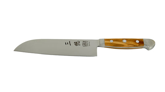 GÜDE Santoku Alpha Olive X746/18 – Japanisches Kochmesser mit glatter 18 cm langen Klinge und Olivenholz-Griff auf weißem Hintergrund