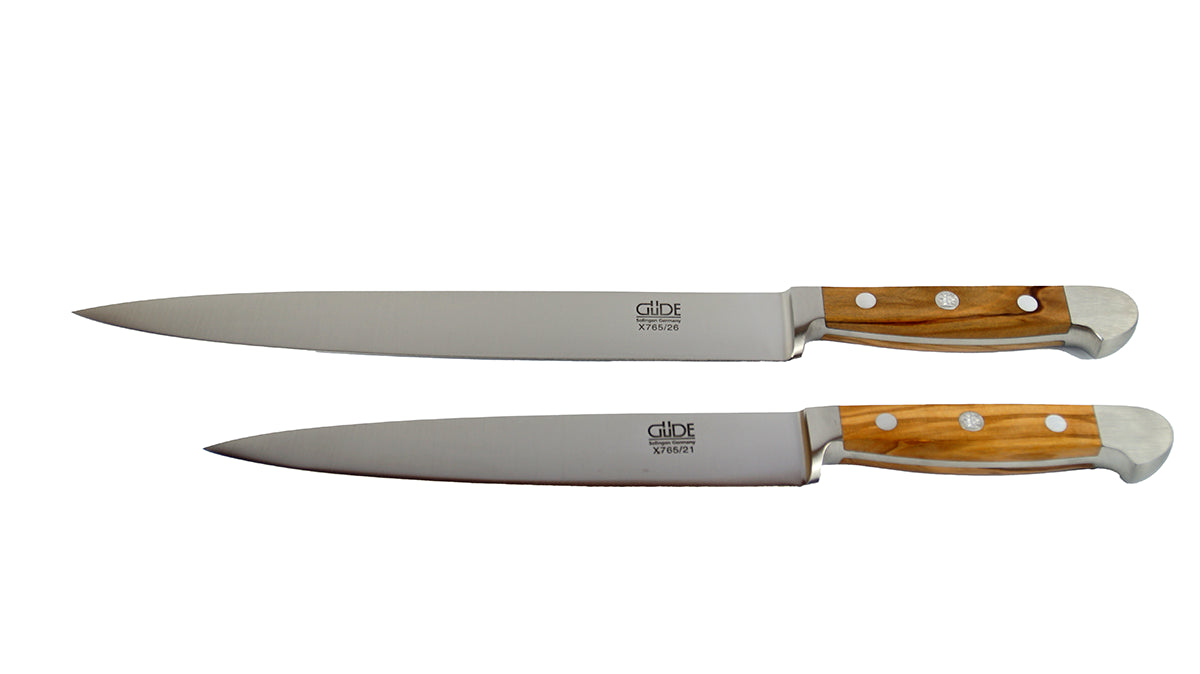 GÜDE Schinkenmesser Alpha Olive X765/21 und X765/26 mit 21 cm und 26 cm Klingenlänge und Olivenholz-Griff auf weißem Hintergrund im Vergleich