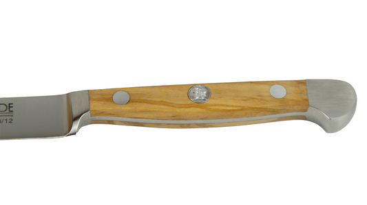 GÜDE Olivenholz-Griff des Steakmesser Alpha Olive X313/12 mit 12 cm Klingenlänge und Olivenholz-Griff auf weißem Hintergrund