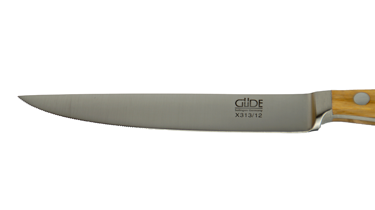 GÜDE Kinge des Steakmesser Alpha Olive X313/12 mit 12 cm Klingenlänge und Olivenholz-Griff auf weißem Hintergrund