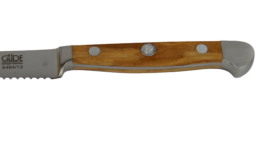 GÜDE Olivenholz-Griff des Tomatenmesser Alpha Olive X464/13 mit 13 cm Klingenlänge auf weißem Hintergrund