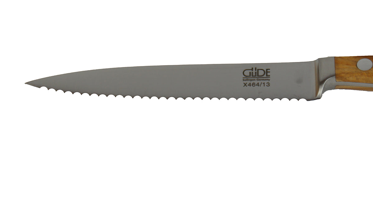 GÜDE Klibge des Tomatenmesser Alpha Olive X464/13 mit 13 cm Klingenlänge und Olivenholz-Griff auf weißem Hintergrund