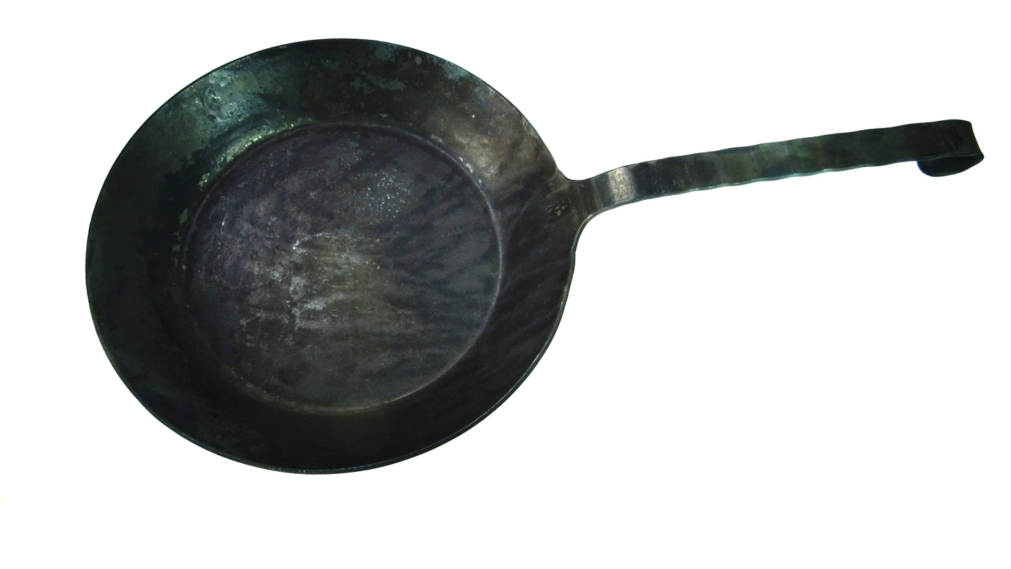 Turk freiform warmeschmiedete Pfanne 24cm Durchmesser mit Griff auf weißem Hintergrund